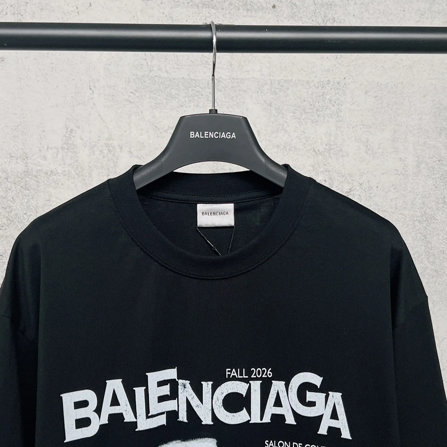 【 . Quality】BALENCI*GA/ .SS 26 New Arrival 。 Balenclag* T 。 . Authentic 。 ！ ZP 。 260 ， . ， ， 。 。 ， 。 OS . Same Style ：BL 263779 ：Black， Size：XS S M L
